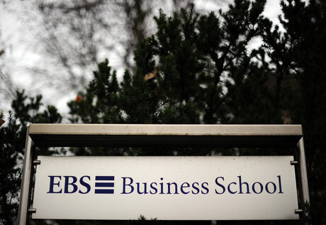 Eingangsschild der EBS Business School