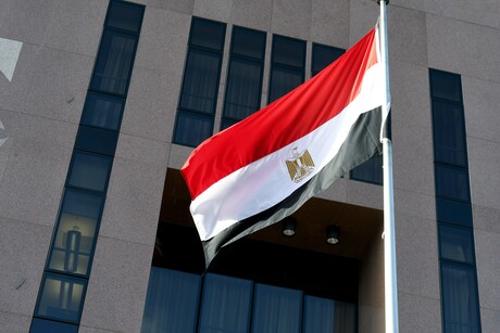 Die ägyptische Flagge weht vor einem Gebäude