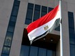 Die ägyptische Flagge weht vor einem Gebäude