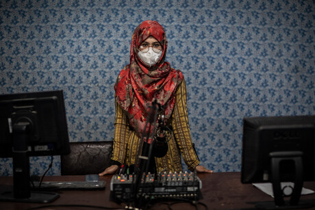 Die afghanische Journalistin Nadia Safi in den Räumen des Senders Radio Zohra in Kunduz. © picture alliance / dpa / Oliver Weiken