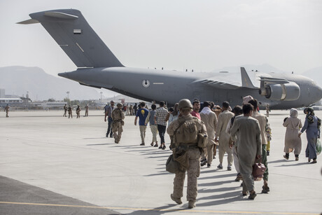 Während einer Evakuierung aus Kabul Afghanistan laufen Menschen zu einem Flugzeug des U.S. Militärs