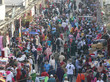 Menschen drängen sich auf einem Markt in Dhaka
