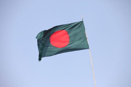 Eine grüne Flagge mit rotem Kreis in der Mitte.