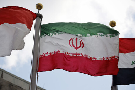 Drei iranische Flaggen wehen nebeneinader im Wind