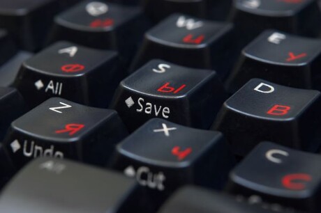 Eine Nahaufnahme einer Computertastatur die neben dem lateinischem Alphabet auch ein kyrillisches enthält.