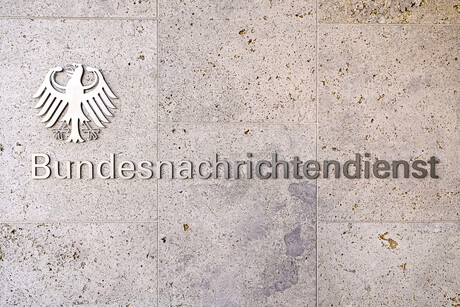 Schriftzug "Bundesnachrichtendienst" am BND-Gebäude