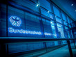 Hinter einer blau beleuchteten Fensterfront des BND-Gebäudes steht "Bundesnachrichtendienst"