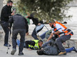 Rettungskräfte des Palästinensischen Roten Kreuzes versorgen einen verletzten Journalisten, der am Boden liegt.