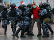 Russische Polizeikräfte nehmen einen Demonstraten fest