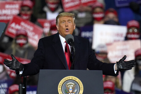 Trump spricht auf einer Wahlkampfveranstaltung zu seiner Anhängerschaft