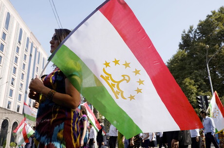 Frau mit Flagge Tadschikistans
