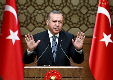 Der türkische Präsident hält eine Rede.