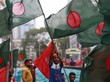 Menschen schwingen die bangladeschische Nationalflagge (ein roter Punkt in der Mitte auf dunkelgrünem Grund)