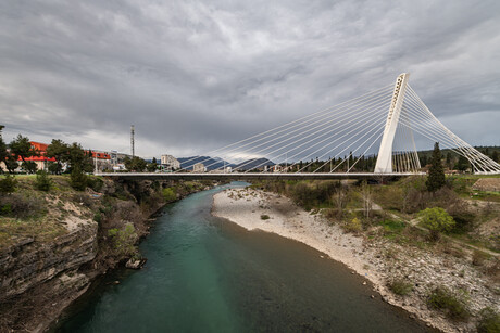 Eine Brücke über einem Fluss.