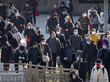 Menschen in Peking tragen Mundschutze