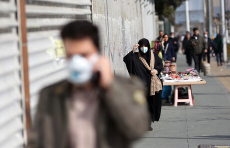 Menschen mit Atemmasken in Teheran