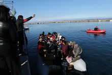Boot mit Geflüchteten im Hafen von Thermi, Lesbos