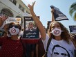 Demonstriernde halten nach der Verhaftung Drarenis in der algerischen Haupstadt Algier Plakate von ihm hoch