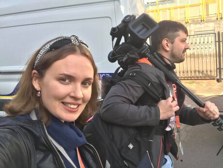 Kazjaryna Andrejewa mit Kameramann