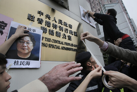 Demonstrierende hängen Bilder von Gui Minhai und anderen Entführten an das chinesische Verbindungsgebäude