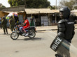 Polizist in Banjul, Gambia
