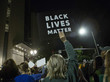 Frau hält Black-lives-matter-Schild bei einer Demonstration in Portland in die Luft