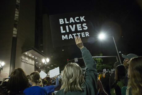 Frau hält Black-lives-matter-Schild bei einer Demonstration in Portland in die Luft