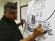 Ein Mann zeichnet eine Karikatur.