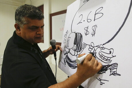 Ein Mann zeichnet eine Karikatur.