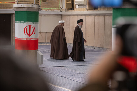 Irans Religionsführer Ajatollah Chamenei läuft neben seinem Bürochef Mohammed Mohammadi Golpajegani.