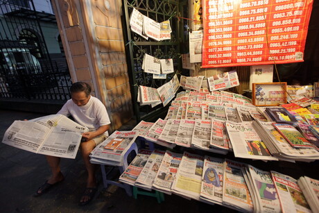 Zeitungstand mit Verkäufer in Hanoi