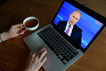 Live-Übertragung von Präsident Putin auf einem Laptop