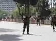 Soldaten ergreifen Sicherheitsmaßnahmen nach den Doppelexplosionen im Zentrum von Kabul, Afghanistan am 30. April 2018. Es wurden mindestens 21 Tote und 27 Verletzte gemeldet.