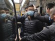Patrick Lam, Chefredakteur von Stand News, wird am 29.12. von Polizeikräften festgenommen. © picture alliance / ASSOCIATED PRESS / Vincent Yu