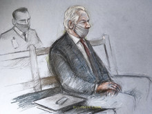 Auf einer Gerichtszeichnung ist Julian Assange auf einer Bank in einem Gerichtssaal sitzend zu sehen, er trägt Anzug und Mundschutz