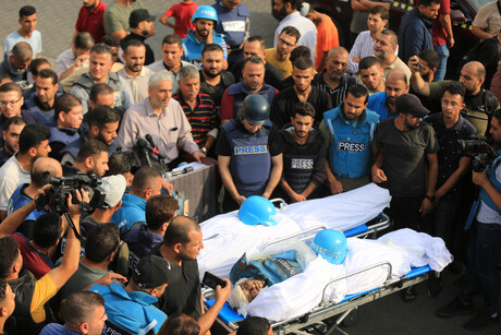 Angehörige und Kollegen der palästinensischen Journalisten Said al-Tawil und Mohammed Subh, die bei israelischen Luftangriffen getötet wurden, verrichten das Trauergebet während der Beerdigungszeremonie im Gaza-Streifen