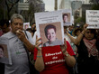 Gerechtigkeit für Miroslava: Eine Gedenkveranstaltung in Mexiko. Zu sehen ist ein Protestzug, der Plakate mit dem Gesicht der ermordeten Journalistin in den Händen hält.© picturealliance / AP photo / Eduardo Verdugo