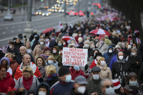 Bei einer Demonstration in Minsk wird ein Plakat mit der Aufschrift "Die nächste Verfassung schreiben wir ohne dich, Usurpator!" hochgehalten