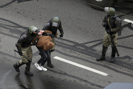 Ein Demonstrant wird von Einsatzkräften weggeschleppt