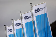 vier Flaggen der Deutschen Welle