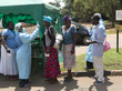 Gesundheitspersonal untersucht Menschen in Harare, Simbabwe