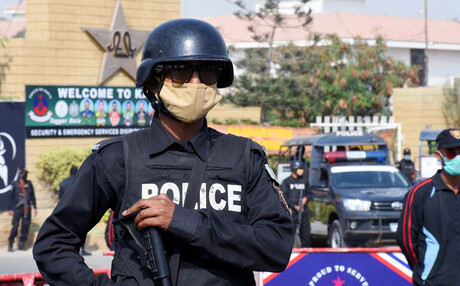 Ein Polizist in Uniform und mit Maske