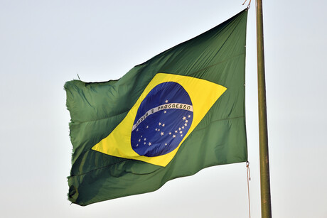 Die brasilianische Flagge weht im Wind.