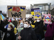 Demonstrierende bei einem Protest in Berlin gegen den Angriff Russlands auf die Ukraine.