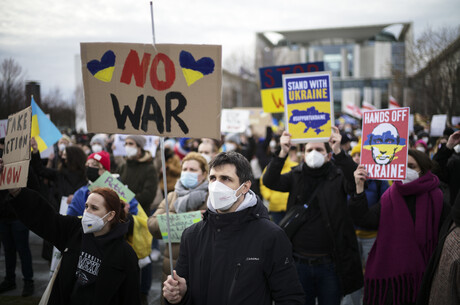 Demonstrierende bei einem Protest in Berlin gegen den Angriff Russlands auf die Ukraine.