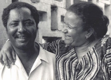 Deyda Hydara und seine Frau Maria, beide lachen herzlich, 1989.