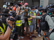 Polizei und Medienvertreter bei Protesten in Hongkong