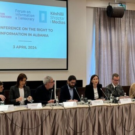 Mitglieder von RSF und Vertreterinnen und Vertreter des albanischen Journalismus trafen sich am 3. April in Tirana. 