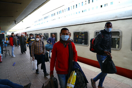 Passanten am Bahnhof in Kairo tragen Atemmasken.