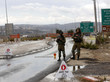 Zwei israelische Soldaten stehen an einem Checkpoint vor Nablus